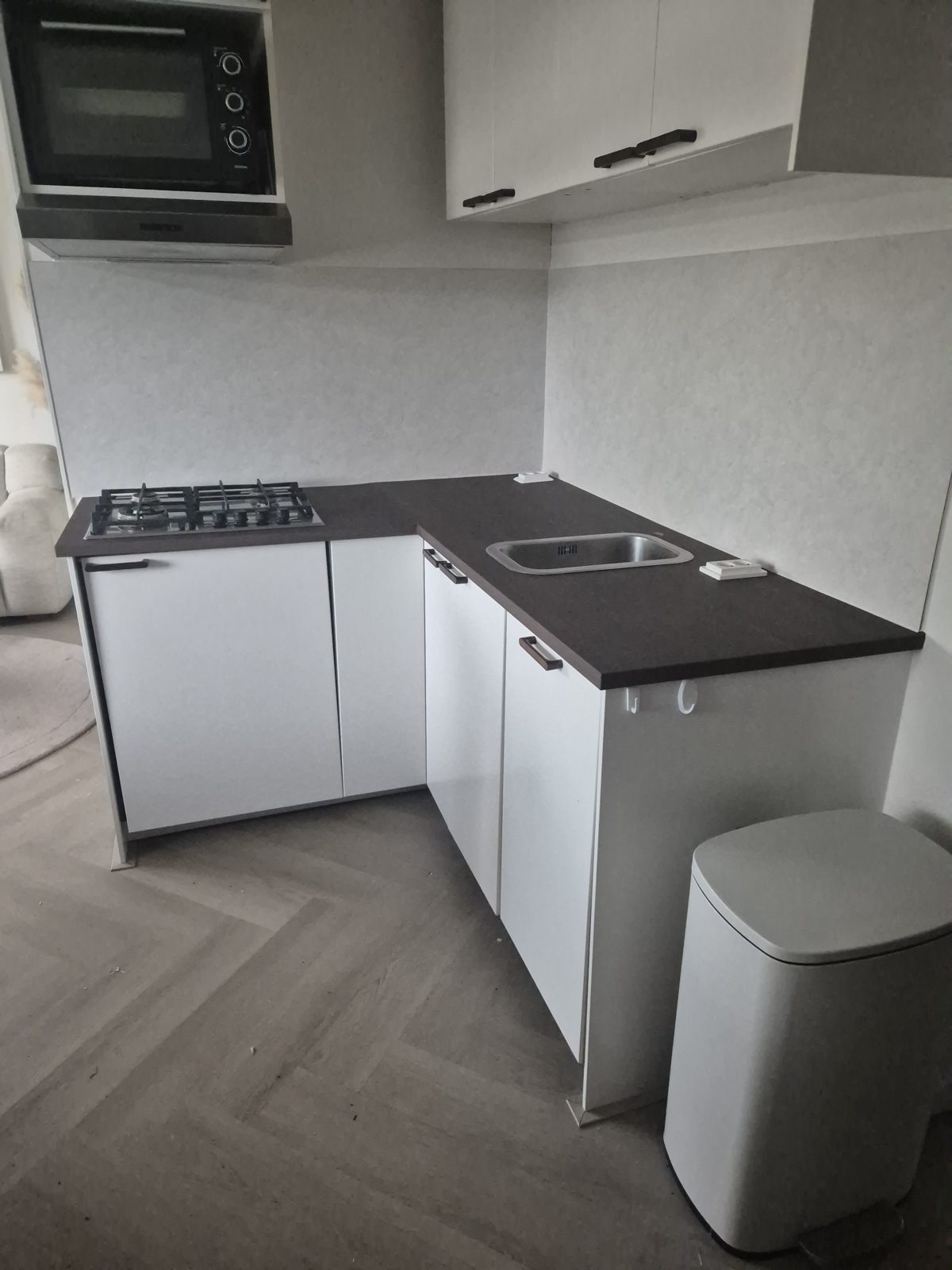 Dezelfde keuken na het wrappen: teak houtlook werkblad en achterwand in Cream Marble, Amsterdam-Oost