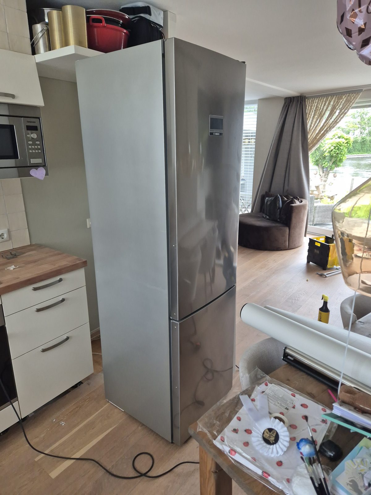 Rvs koel-vriescombinatie naast lichte keuken voor het wrappen, Lemmer