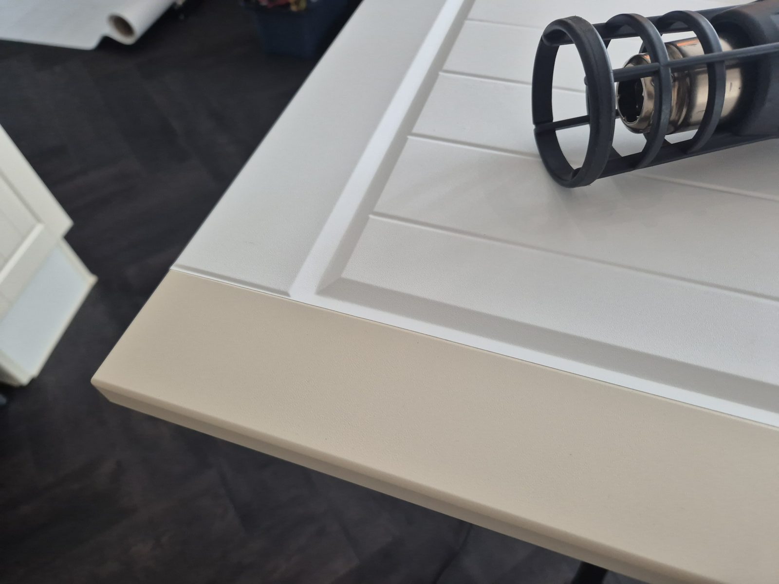 Detail van gewrapt groefpaneel met kaderfront, folie strak in elke groef